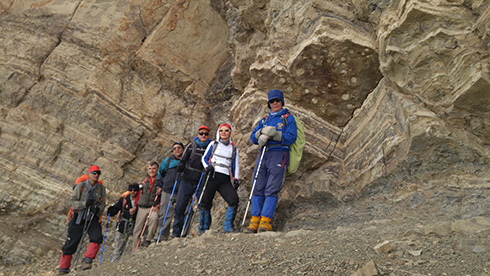 گروه کوهنوردی پرسون - حرکت از کنار تیغه های بلند قله بند عیش