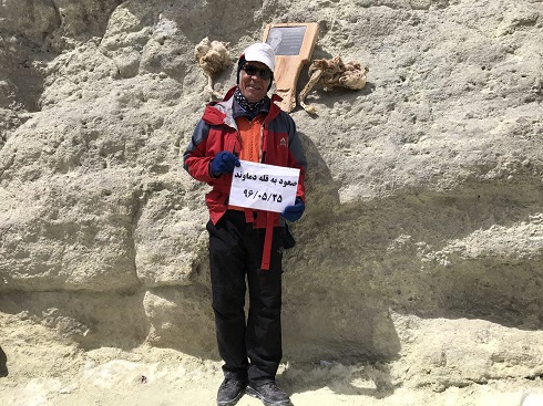 استاد تاجبخش - صعود قله دماوند در 70 سالگی
